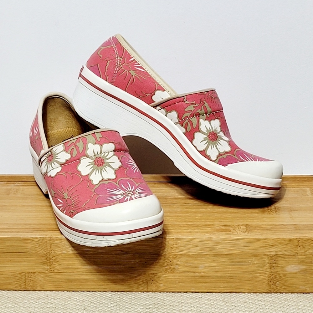 Dansko Vegan Volley Women's Clog Pink White & Cream Floral EU 37 (US 6.5 - 7)